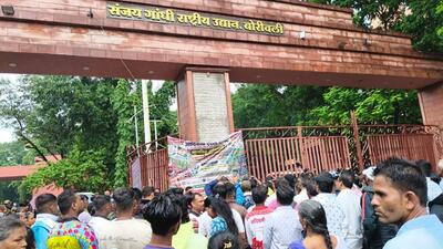 Ticket windows at SGNP were shut around 3.30pm due to excessive crowd inside, officials claimed (HT)