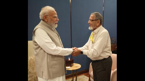 81-yr-old schoolmate meets Modi over 15-year-old land dispute in Bhayander