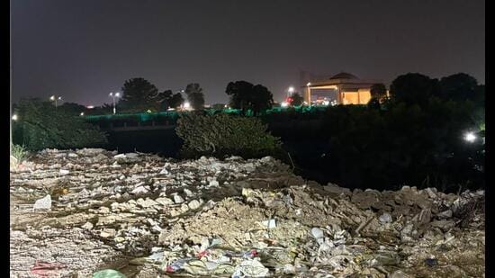 C&D waste lies dumped along the 1090 Crossing-old DG house stretch in Lucknow on Sunday. (Deepak Gupta/HT)