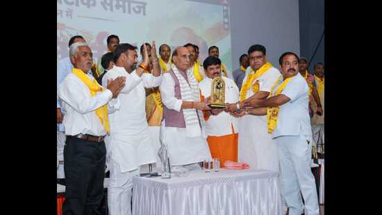 Defence minister Rajnath Singh at ‘Khatik Garjana Sammelan’ in Agra on September 13. (HT photo)
