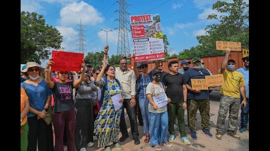 Gurugram, India-September 13, 2026: Residents hold a protest against the illegal dumping of construction and demolition (C&D) waste and garbage along Golf Course Extension Road at sector-66 near IFC signal, in Gurugram, India, on Sunday, 13 September 2026. (Photo by Parveen Kumar/Hindustan Times)