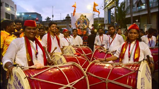 Mumbai, India - August 21, 2022: Devotees carry Parsiwada Cha Maharaja, idol of elephant-headed Hindu deity Lord Ganesha, during a procession with dhol tasha band ahead of the Ganesh Chaturthi festival, at Andheri, in Mumbai, India, on Sunday, August 21, 2022. (Photo by Vijay Bate/HT Photo) (HT PHOTO)