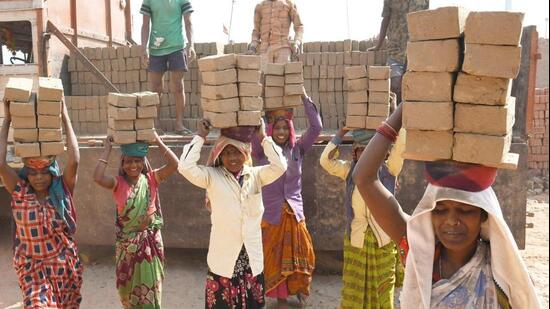The Centre wants states to assess the use of the  <span class='webrupee'>₹</span>77,000 crore BOCW cess corpus and explore pension and social security support for construction workers.