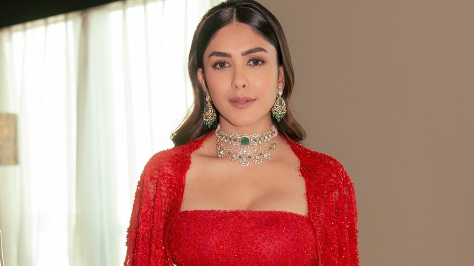 <p>మరోవైపు సీతారామం మూవీలో సీతగా తెలుగు ఆడియన్స్ కు దగ్గరైన మృణాల్ ఠాకూర్‌ కూడా గ్లామర్ షోతో రెచ్చిపోయింది. </p>(x/shreyasgroup)