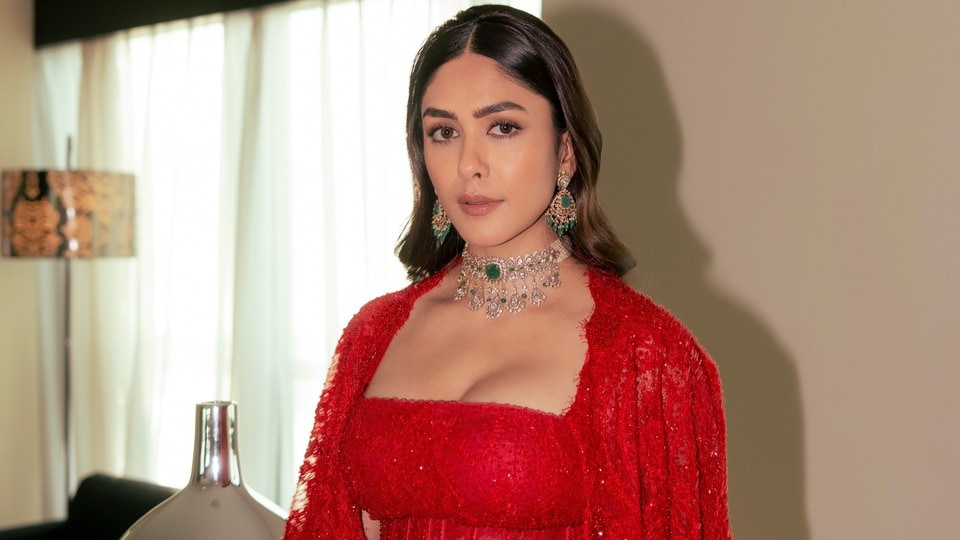 <p>రెడ్ డ్రెస్ లో మెరిసిపోయింది మృణాల్ ఠాకూర్‌. ప్రస్తుతం ఆమె హిందీ సినిమాల్లో బిజీ అయిపోయింది. </p>(x/shreyasgroup)
