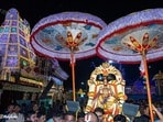 <p>కలియుగ వైకుంఠమైన తిరుమల దివ్యక్షేత్రంలో శ్రీ వేంకటేశ్వరస్వామి వారి సాలకట్ల బ్రహ్మోత్సవాల సంబరం అధికారికంగా మొదలైంది. సెప్టెంబర్ 15 నుండి 23వ తేదీ వరకు అత్యంత వైభవంగా జరగనున్న ఈ మహోత్సవాలకు సోమవారం సాయంత్రం వేదమంత్రాల మధ్య శాస్త్రోక్తంగా అంకురార్పణ ఘట్టాన్ని నిర్వహించారు.</p><p> </p>