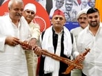 Samajwadi Party chief Akhilesh Yadav with a group of West UP farmers in Lucknow on September 14. (Sourced)