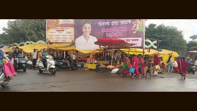 According to the city police, the cases highlight two recurring problems namely: the unsafe use of LPG cum combustible material by roadside food vendors; and the encroachment of public footpaths for commercial activity. (Mahendra Kolhe/HT)