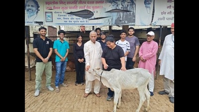 During the visit, student coordinators, Debayan and Aditya Choudhary led the outreach and guided all the college volunteers in cleanliness activities at the gaushala. (HT) During the visit, student coordinators, Debayan and Aditya Choudhary led the outreach and guided all the college volunteers in cleanliness activities at the gaushala. (HT)