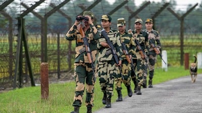 ভারত-বাংলাদেশ সীমান্তে ফের অনুপ্রবেশের অভিযোগ ঘিরে উত্তেজনা। (ছবিটি প্রতীকী, সৌজন্যে এএফপি) ভারত-বাংলাদেশ সীমান্তে ফের অনুপ্রবেশের অভিযোগ ঘিরে উত্তেজনা। (ছবিটি প্রতীকী, সৌজন্যে এএফপি)