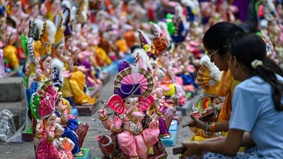 <p>దిల్లీలోని ఝందేవాలన్ మార్కెట్లో వినాయకుడి ప్రతిమలను కొనుగోలు చేస్తున్న ప్రజలు. దిల్లీలో సైతం ఈసారి గణేశ్ ఉత్సవాలు ఘనంగా జరుగుతున్నాయి.</p> (Hindustan Times) <p>దిల్లీలోని ఝందేవాలన్ మార్కెట్లో వినాయకుడి ప్రతిమలను కొనుగోలు చేస్తున్న ప్రజలు. దిల్లీలో సైతం ఈసారి గణేశ్ ఉత్సవాలు ఘనంగా జరుగుతున్నాయి.</p> (Hindustan Times)