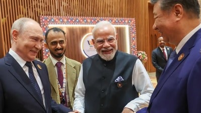ভারতের প্রধানমন্ত্রী নরেন্দ্র মোদী, রাশিয়ার প্রেসিডেন্ট ভ্লাদিমির পুতিন এবং চিনা প্রেসিডেন্ট শি জিনপিঙের সঙ্গে আইএফএস অফিসার সিদ্ধার্থ বাবু। (ফাইল ছবি, সৌজন্যে এক্স @PiyushGoyal) ভারতের প্রধানমন্ত্রী নরেন্দ্র মোদী, রাশিয়ার প্রেসিডেন্ট ভ্লাদিমির পুতিন এবং চিনা প্রেসিডেন্ট শি জিনপিঙের সঙ্গে আইএফএস অফিসার সিদ্ধার্থ বাবু। (ফাইল ছবি, সৌজন্যে এক্স @PiyushGoyal)