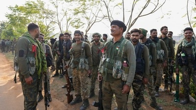 দু’দিন ধরে জঙ্গলজুড়ে চিরুনি তল্লাশি চালিয়েও হদিশ মিলল না সিপিআই (মাওবাদী)-র শীর্ষনেতা অসীম মণ্ডল ওরফে আকাশের। দু’দিন ধরে জঙ্গলজুড়ে চিরুনি তল্লাশি চালিয়েও হদিশ মিলল না সিপিআই (মাওবাদী)-র শীর্ষনেতা অসীম মণ্ডল ওরফে আকাশের।
