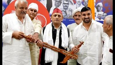 Samajwadi Party chief Akhilesh Yadav with a group of West UP farmers in Lucknow on September 14. (Sourced) Samajwadi Party chief Akhilesh Yadav with a group of West UP farmers in Lucknow on September 14. (Sourced)