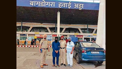 The mastermind in the custody of Khanna police at Bagdogra airport in Siliguri, West Bengal. (HT Photo) The mastermind in the custody of Khanna police at Bagdogra airport in Siliguri, West Bengal. (HT Photo)