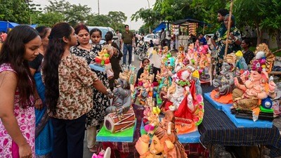 <p>నోయిడాలో పరిస్థితి ఇది! ప్రజలు భారీ సంఖ్యలో వినాయకుడి విగ్రహాలను కొనుగోలు చేస్తున్నప్పుడు తీసిన ఫొటో.</p> <p>నోయిడాలో పరిస్థితి ఇది! ప్రజలు భారీ సంఖ్యలో వినాయకుడి విగ్రహాలను కొనుగోలు చేస్తున్నప్పుడు తీసిన ఫొటో.</p>