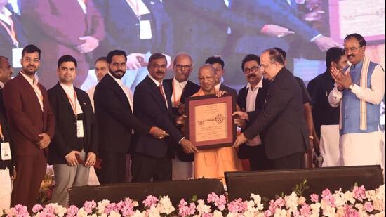 Chief minister Yogi Adityanath, Allahabad high court Chief Justice Arun Bhansali and others at an HCBA event in Prayagraj on Monday. (HT Photo)