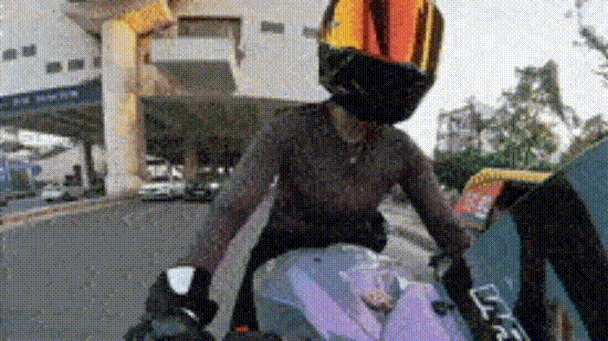 వైరల్​ వీడియోలోని దృశ్యాలు.. (X/rebelwheels_sia_)
