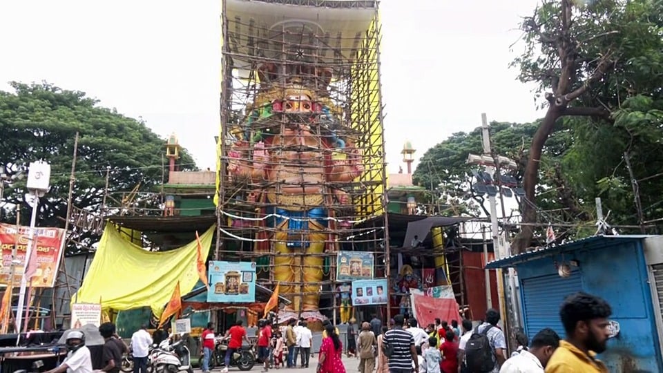 <p>హైదరాబాద్​ ఖైరతాబాద్​లోని 69 అడుగుల వినాయకుడి విగ్రహం. ఇది సెప్టెంబర్​ 12న తీసిన ఫొటో..</p>(ANI Video Grab)