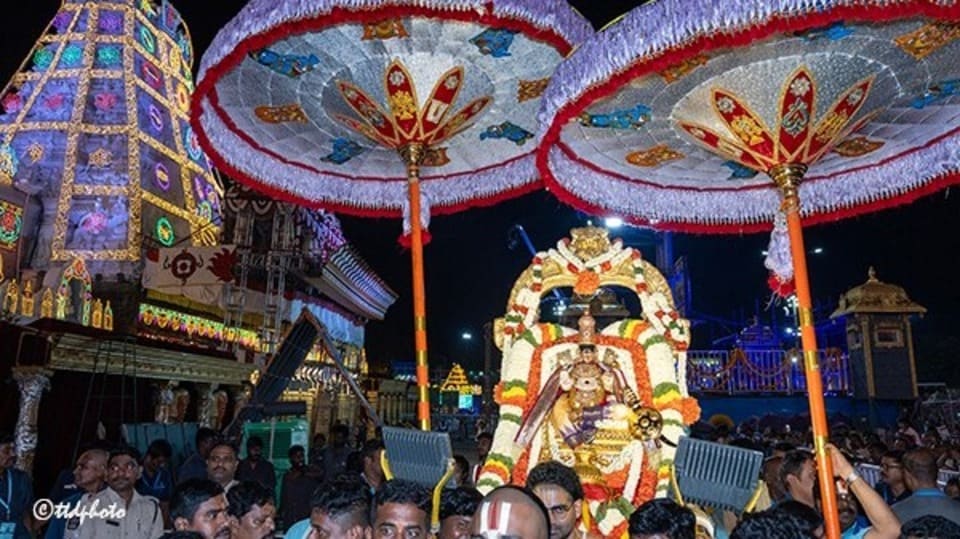 <p>కలియుగ వైకుంఠమైన తిరుమల దివ్యక్షేత్రంలో శ్రీ వేంకటేశ్వరస్వామి వారి సాలకట్ల బ్రహ్మోత్సవాల సంబరం అధికారికంగా మొదలైంది. సెప్టెంబర్ 15 నుండి 23వ తేదీ వరకు అత్యంత వైభవంగా జరగనున్న ఈ మహోత్సవాలకు సోమవారం సాయంత్రం వేదమంత్రాల మధ్య శాస్త్రోక్తంగా అంకురార్పణ ఘట్టాన్ని నిర్వహించారు.</p><p> </p>