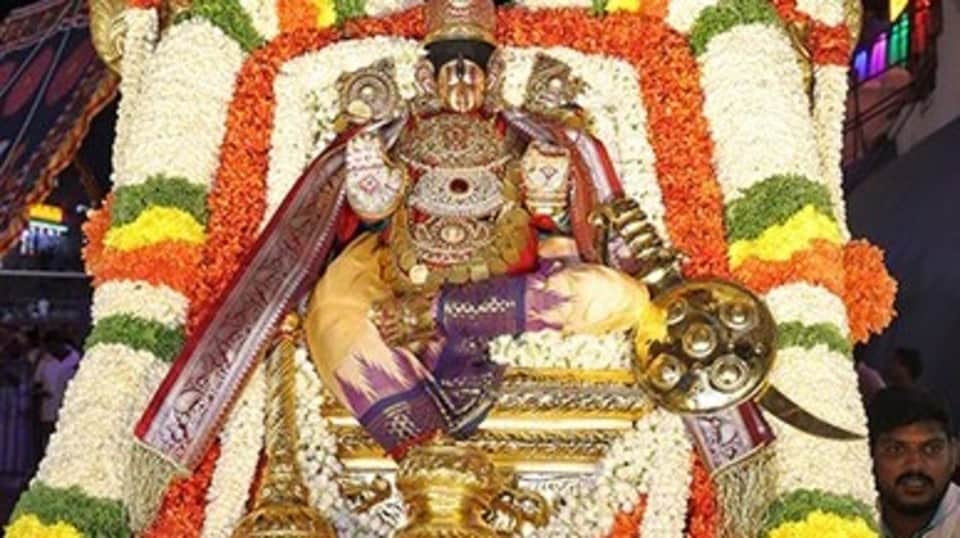 <p>మంగళవారం(ఇవాళ) సాయంత్రం 6.21 గంటల నుండి 6.35 గంటల మధ్య మీనలగ్నంలో ధ్వజారోహణ ఘట్టాన్ని వైభవంగా నిర్వహిస్తారు. ఈ శుభసమయంలో రాష్ట్ర ప్రభుత్వం తరపున ముఖ్యమంత్రి చంద్రబాబు స్వామివారికి పట్టువస్త్రాలు సమర్పిస్తారు.</p><p> </p>