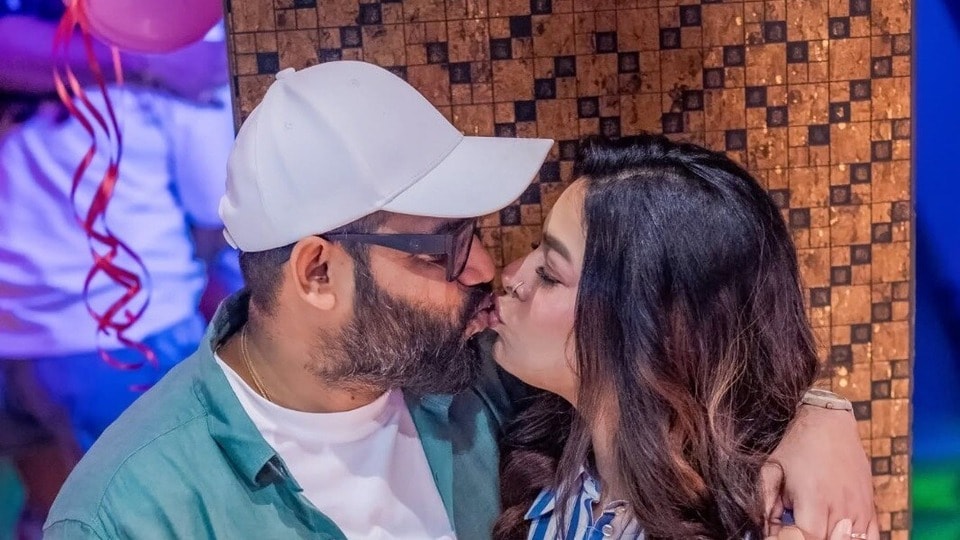 জন্মদিনে স্বামীর ঠোঁটে ঠোঁট ডোবালেন ইমন