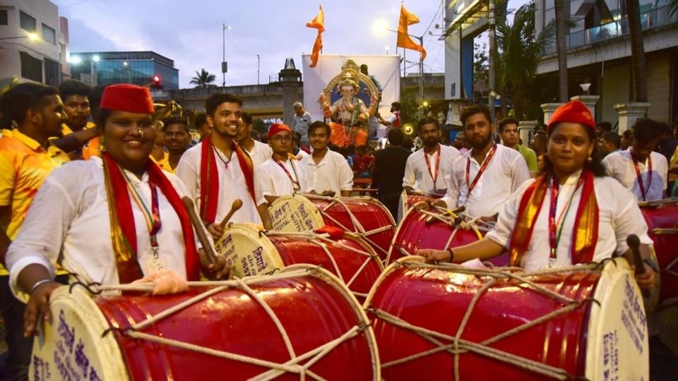 <p>గణేశ్ ఉత్సవాలు అంటే ముందుగా గుర్తొచ్చేది మహారాష్ట్ర! ముంబైలోని అంధేరీ ప్రాంతంలో వినాయక విగ్రహాన్ని ఇలా ఊరేగింపుగా తీసుకెళ్లారు.</p>(HT_PRINT)