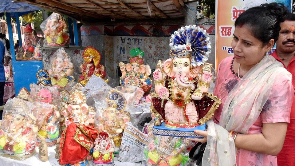 <p>బిహార్ రాజధాని పట్నాలో గణపతి ప్రతిమల వద్ద ఓ మహిళా కస్టమర్.</p>