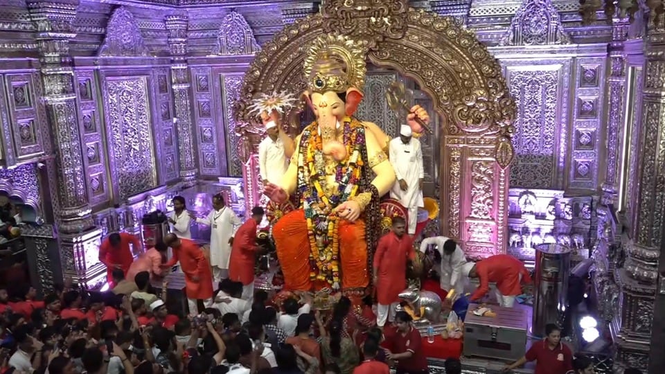 <p>వినాయక చవితి వేళ ముంబైలోని ప్రపంచ ప్రఖ్యాత లాల్​బాగ్​చా రాజాకు ప్రజలు ప్రార్థనలు చేస్తున్నారు.</p>(PTI)
