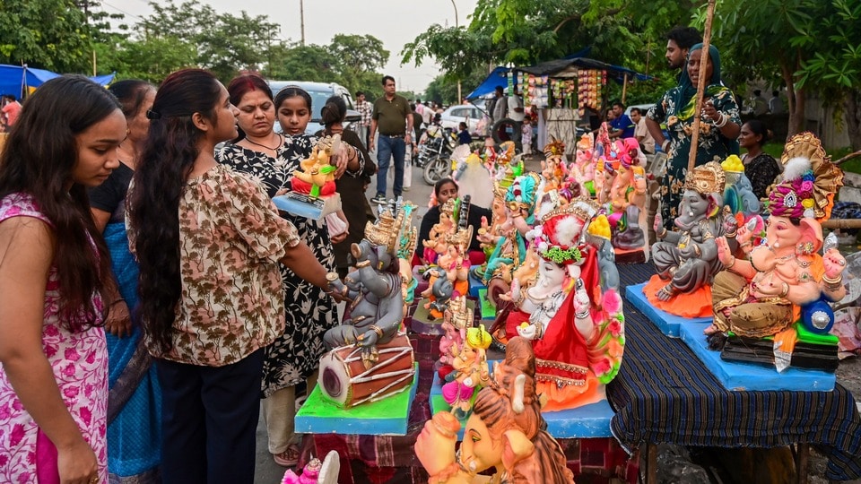 <p>నోయిడాలో పరిస్థితి ఇది! ప్రజలు భారీ సంఖ్యలో వినాయకుడి విగ్రహాలను కొనుగోలు చేస్తున్నప్పుడు తీసిన ఫొటో.</p>