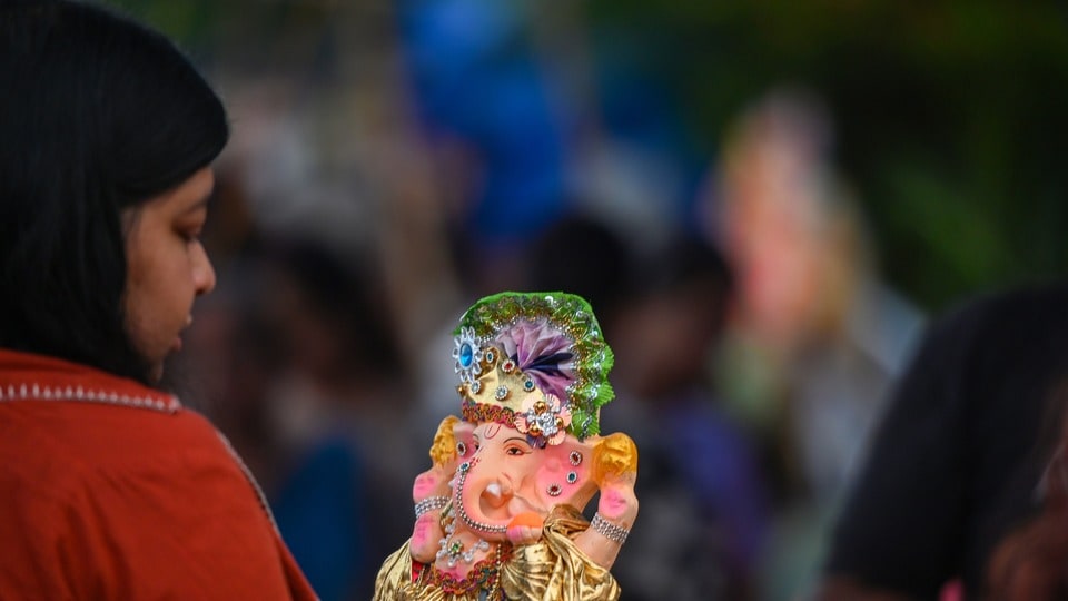 <p>నోయిడాలో గణపతి ప్రతిమతో ఓ మహిళ</p>