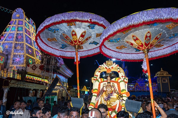 <p>కలియుగ వైకుంఠమైన తిరుమల దివ్యక్షేత్రంలో శ్రీ వేంకటేశ్వరస్వామి వారి సాలకట్ల బ్రహ్మోత్సవాల సంబరం అధికారికంగా మొదలైంది. సెప్టెంబర్ 15 నుండి 23వ తేదీ వరకు అత్యంత వైభవంగా జరగనున్న ఈ మహోత్సవాలకు సోమవారం సాయంత్రం వేదమంత్రాల మధ్య శాస్త్రోక్తంగా అంకురార్పణ ఘట్టాన్ని నిర్వహించారు.</p><p> </p> <p>కలియుగ వైకుంఠమైన తిరుమల దివ్యక్షేత్రంలో శ్రీ వేంకటేశ్వరస్వామి వారి సాలకట్ల బ్రహ్మోత్సవాల సంబరం అధికారికంగా మొదలైంది. సెప్టెంబర్ 15 నుండి 23వ తేదీ వరకు అత్యంత వైభవంగా జరగనున్న ఈ మహోత్సవాలకు సోమవారం సాయంత్రం వేదమంత్రాల మధ్య శాస్త్రోక్తంగా అంకురార్పణ ఘట్టాన్ని నిర్వహించారు.</p><p> </p>