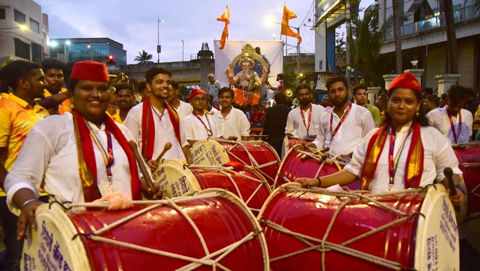 <p>గణేశ్ ఉత్సవాలు అంటే ముందుగా గుర్తొచ్చేది మహారాష్ట్ర! ముంబైలోని అంధేరీ ప్రాంతంలో వినాయక విగ్రహాన్ని ఇలా ఊరేగింపుగా తీసుకెళ్లారు.</p> <p>గణేశ్ ఉత్సవాలు అంటే ముందుగా గుర్తొచ్చేది మహారాష్ట్ర! ముంబైలోని అంధేరీ ప్రాంతంలో వినాయక విగ్రహాన్ని ఇలా ఊరేగింపుగా తీసుకెళ్లారు.</p>