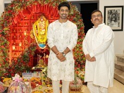 ‘রাজ্যের ভালো হোক!’: কাঁধে হাত, মুখে হাসি, দেবের বাড়ির গণেশ পুজোয় মুখ্যমন্ত্রী