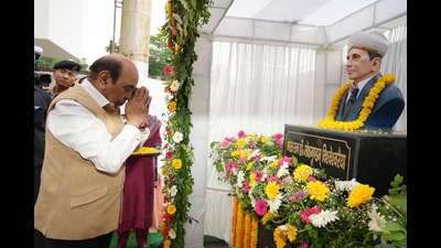 Bihar Governor Lt. Gen. (Retd) Syed Ata Hasnain pays tribute to the statue of Bharat Ratna Dr Mokshagundam Visvesvaraya on his birth anniversary during Abhiyanta Diwas Samaroh at the Abhiyanta Bhawan in Patna on Tuesday. (Santosh Kumar/HT) Bihar Governor Lt. Gen. (Retd) Syed Ata Hasnain pays tribute to the statue of Bharat Ratna Dr Mokshagundam Visvesvaraya on his birth anniversary during Abhiyanta Diwas Samaroh at the Abhiyanta Bhawan in Patna on Tuesday. (Santosh Kumar/HT)