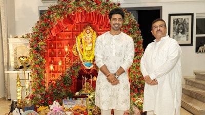 ‘রাজ্যের ভালো হোক!’: কাঁধে হাত, মুখে হাসি, দেবের বাড়ির গণেশ পুজোয় মুখ্যমন্ত্রী ‘রাজ্যের ভালো হোক!’: কাঁধে হাত, মুখে হাসি, দেবের বাড়ির গণেশ পুজোয় মুখ্যমন্ত্রী