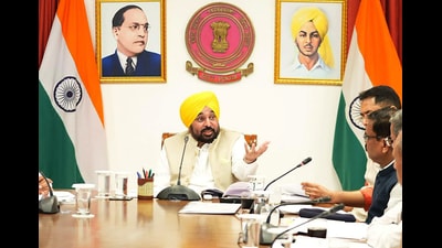Directs police to intensify ground-level action against drug sellers, suppliers, and smugglers during a campaign review meeting. (@BhagwantMann X) Directs police to intensify ground-level action against drug sellers, suppliers, and smugglers during a campaign review meeting. (@BhagwantMann X)