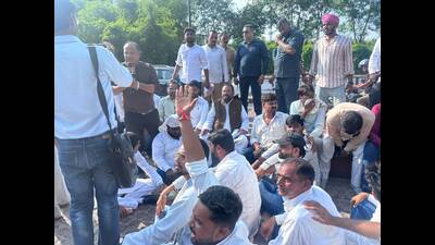 Former minister Swami Prasad Maurya at a sit-in outside the KGMU mortuary. (HT Photo) Former minister Swami Prasad Maurya at a sit-in outside the KGMU mortuary. (HT Photo)