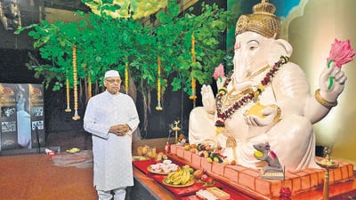 Kiran Shantaram, son of filmmaker V Shantaram, stands beside the Ganapati idol at Rajkamal Studio (Anshuman Poyrekar/HT Photo) Kiran Shantaram, son of filmmaker V Shantaram, stands beside the Ganapati idol at Rajkamal Studio (Anshuman Poyrekar/HT Photo)