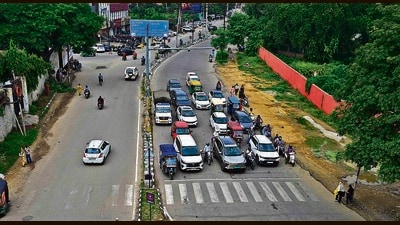 The unpaved portion alongside Mall Road where a slip road is to be constructed. (Gurpreet Singh/HT) The unpaved portion alongside Mall Road where a slip road is to be constructed. (Gurpreet Singh/HT)