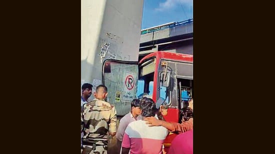 BEST bus crashes into metro pillar in Goregaon, injures 2
