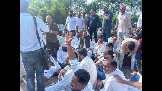 Former minister Swami Prasad Maurya at a sit-in outside the KGMU mortuary. (HT Photo)