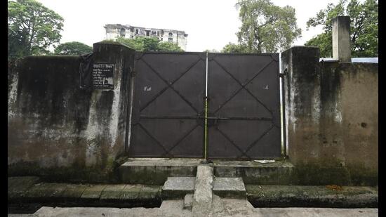 The former LU delegacy centre behind Lucknow Zoo in Narhi. (Deepak Gupta/HT)
