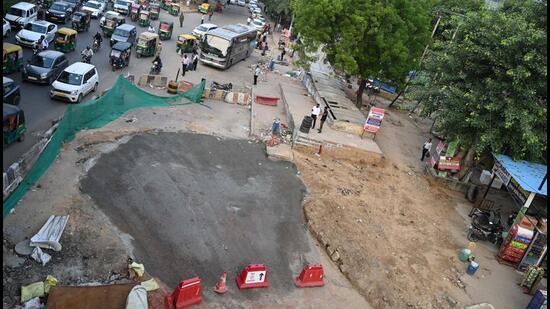 Workers are filling the cavity in layers with soil and substrate, compacting each layer to strengthen the road before laying bitumen. (PARVEEN KUMAR/HINDUSTAN TIMES)