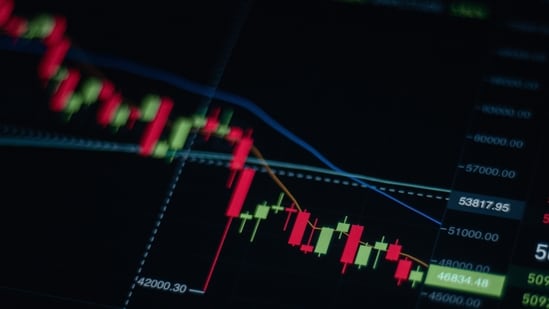 US stocks fall as oil prices, Treasury yields and AI fears weigh on Wall Street. (Pexel)