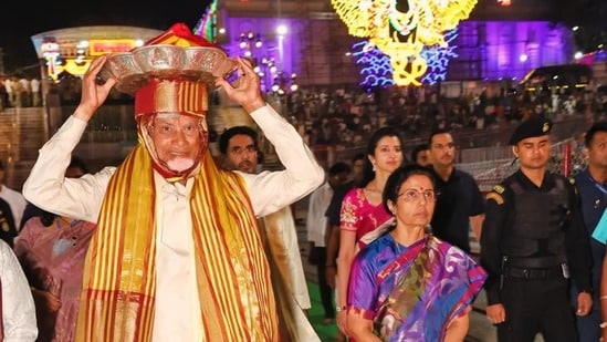 శ్రీవారికి పట్టువస్త్రాలు సమర్పించిన చంద్రబాబు