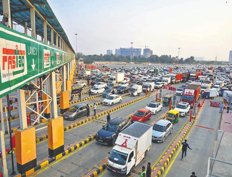 Last year, the Supreme Court directed MCD to urgently consider the temporary closure of nine toll plazas over long queues. (HT Photo)