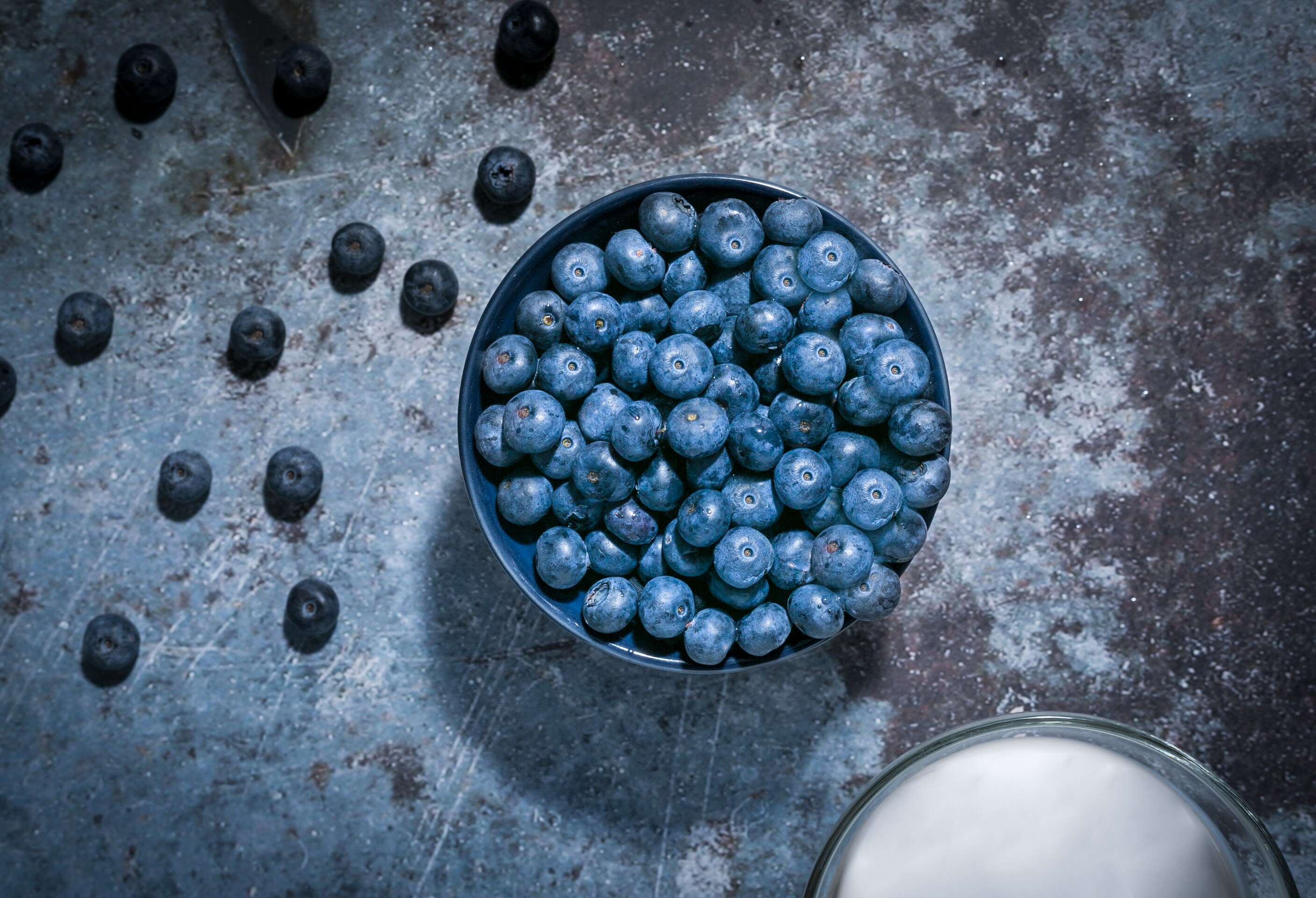 While a moderate daily portion of berries is generally safe, some berries contribute to dietary oxalate which may increase calcium-oxalate kidney stone risk in prone individuals. (Pexels)