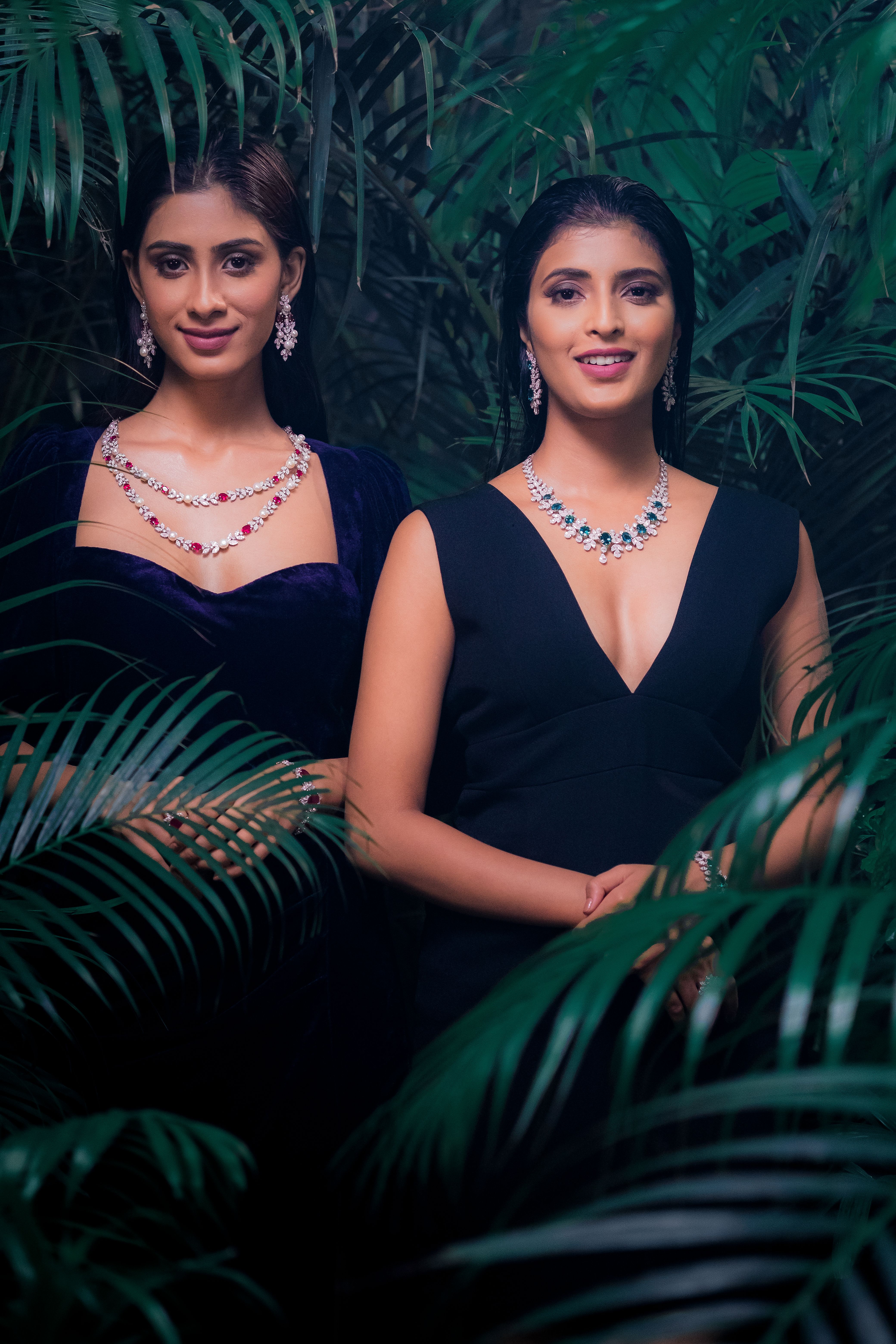 A deep V-neck can work well with graduated chains or a Y-shaped stack. (Pexel) A deep V-neck can work well with graduated chains or a Y-shaped stack. (Pexel)