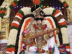 <p>హంస వాహనసేవలో శ్రీ మలయప్పస్వామివారు జ్ఞానస్వరూపుడిగా ప్రకాశిస్తారని పురాణాలు, ఐతిహ్యాలు తెలియజేస్తున్నాయి. హంస బ్రహ్మదేవుని వాహనం కాగా, అది జ్ఞానానికి ప్రతీకగా భావిస్తారు. పాలు–నీళ్లను వేరుచేసే హంస స్వభావం వివేకానికి, ఆత్మ–అనాత్మ విచక్షణకు సంకేతంగా పేర్కొంటారు.</p>